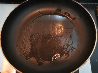 12、鱼香脆皮豆腐,热锅起油,油可以用,刚炸豆腐的油,放10克,就够了