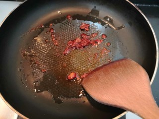 13、鱼香脆皮豆腐,加入豆瓣酱,翻炒爆香