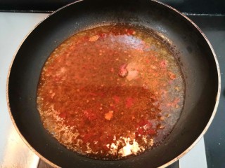 14、鱼香脆皮豆腐,豆瓣酱爆香后,放入水250克