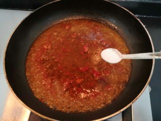 15、鱼香脆皮豆腐,把盐,放入