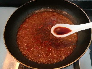 17、鱼香脆皮豆腐,把生抽,倒入,搅拌均匀,大火烧煮