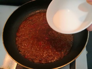 18、鱼香脆皮豆腐,煮开,把淀粉水,再次搅拌均匀,倒入勾芡