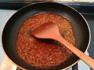 19、鱼香脆皮豆腐,用铲子,快速搅拌,至酱汁粘稠