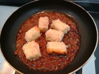 20、鱼香脆皮豆腐,把炸好的豆腐块,倒入锅中