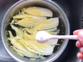 6、花开富贵-味极鲜黄芽菜,清水里放一勺盐，切好的黄芽菜浸泡十分钟左右