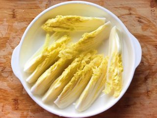 7、花开富贵-味极鲜黄芽菜,洗净沥干多余水分，码入盘中