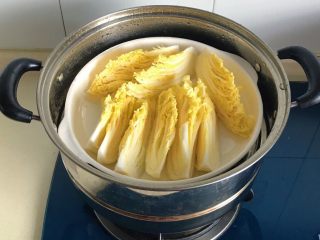 8、花开富贵-味极鲜黄芽菜,放入蒸锅中