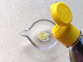 11、花开富贵-味极鲜黄芽菜,倒入生抽