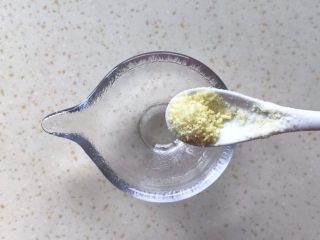 10、花开富贵-味极鲜黄芽菜,蒸的同时准备一个小碗，放入少许鸡精