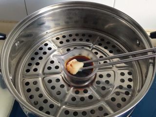 14、花开富贵-味极鲜黄芽菜,放入蒸好菜的锅中把猪油化开