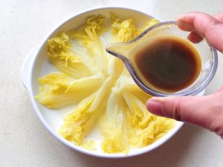 15、花开富贵-味极鲜黄芽菜,蒸好的黄芽菜用筷子整一下形，酱汁搅拌均匀