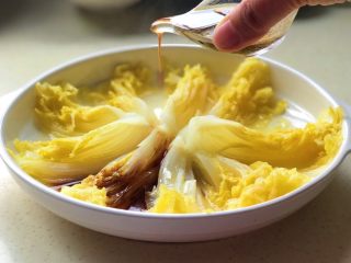 16、花开富贵-味极鲜黄芽菜,淋上拌好的酱汁