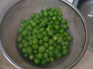 6、健康低卡香煎鲈鱼,就可以捞起放一边代用