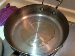 7、健康低卡香煎鲈鱼,锅中倒入少许橄榄油。