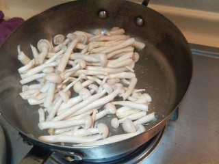 8、健康低卡香煎鲈鱼,把海鲜锅放入锅中大火翻炒。