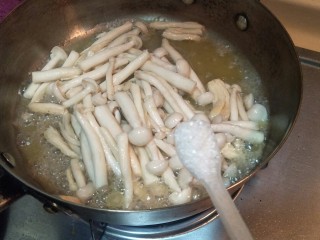 10、健康低卡香煎鲈鱼,加入一勺糖。