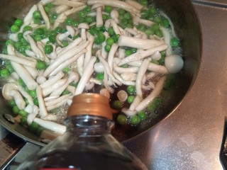 12、健康低卡香煎鲈鱼,加入一勺生抽调味。