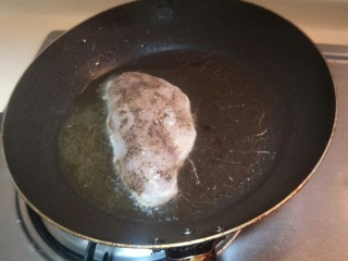 15、健康低卡香煎鲈鱼,中火慢慢煎至鱼片