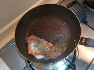 16、健康低卡香煎鲈鱼,把两面鱼都煎至金黄。