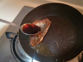 17、健康低卡香煎鲈鱼,加入一勺生抽调味。