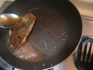 18、健康低卡香煎鲈鱼,加入一勺料酒调味。