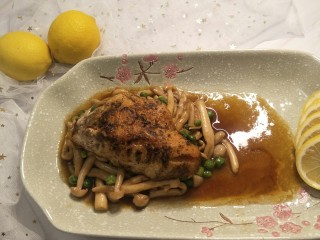 19、健康低卡香煎鲈鱼,完成图。可以切几片柠檬，调节酸度，更加清新。