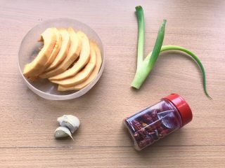 1、辣炒南瓜,食材准备好，就这么四样（准确其实就一样）。