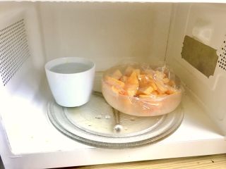 3、辣炒南瓜,老样子，图省事的话盖上保鲜膜，和一碗水一起放微波炉叮5分钟。