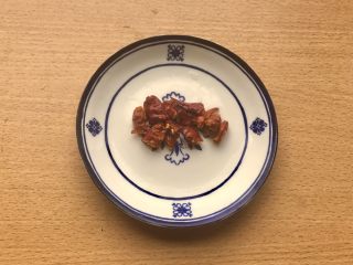 4、辣炒南瓜,期间来切配料。干辣椒洗干净擦干切半。让里面籽能出来就可以了。