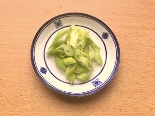 5、辣炒南瓜,大葱切斜刀，这样会更入味，也更符合家常炒菜葱的切法。