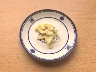 6、辣炒南瓜,大蒜剥皮切片。