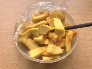 7、辣炒南瓜,这时候南瓜应该差不多好了，没好的话可以先把锅热起来。看南瓜状态是能被筷子轻易戳破，说明熟了。