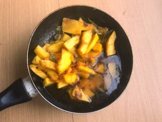 11、辣炒南瓜,加入半碗温水。