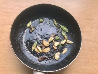 9、辣炒南瓜,看蒜瓣变为漂亮的金色就可以放入南瓜了。