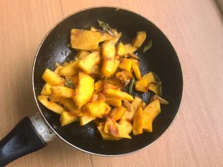 10、辣炒南瓜,将蒜，葱和南瓜翻炒均匀。