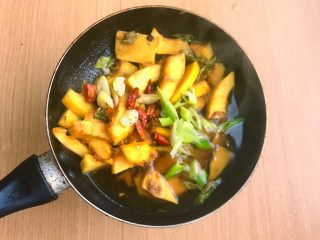 12、辣炒南瓜,温水冒泡快开时加入剩下的葱蒜和干辣椒，稍微翻拌下，让配料浸泡在水中。