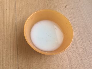 13、辣炒南瓜,等待锅里沸腾煮开期间准备水淀粉，大约四分之一碗。