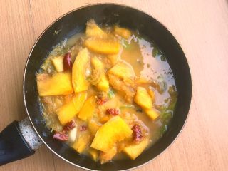 14、辣炒南瓜,要等到国内水差不多烧干，只剩一点点在流动的时候加入水淀粉。等汤汁浓稠后就可以关火出锅了！