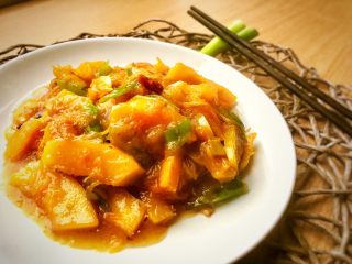 15、辣炒南瓜,正午阳光明媚，让这道辣炒南瓜看起来色泽更加鲜明诱人。