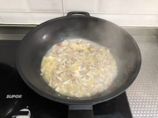 11、酸汤肥牛(微辣版),直到开锅,肥牛卷变色即可关火