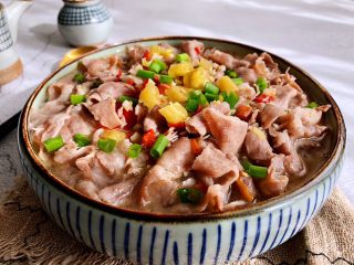 12、酸汤肥牛(微辣版),把肥牛连同汤汁一同倒入放金针菇的盘内,表面撒香葱碎装饰