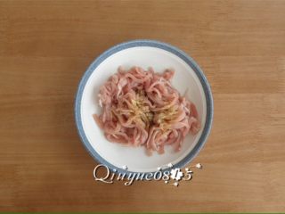 1、鱼香肉丝,肉丝用料酒、胡椒粉、姜粉、玉米胚芽油、盐腌制几分钟