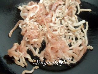 2、鱼香肉丝,油热六七分时，放入肉丝炒