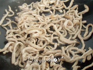 3、鱼香肉丝,炒至变色（可用筷子来回拔动）出锅