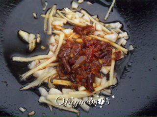 4、鱼香肉丝,放入辣皮酱