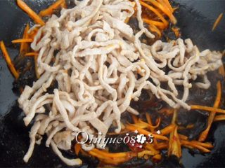 5、鱼香肉丝,放入肉丝翻炒均匀，调入鱼香香汁儿，最后用水淀粉勾芡。