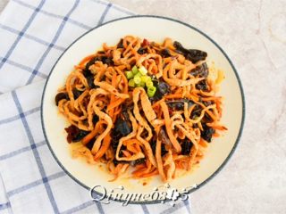 6、鱼香肉丝,放葱花点缀