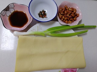 1、凉拌千张,千张两张，熟花生米，葱，花椒大料，汁（一汤匙醋，一小勺盐，少许糖）