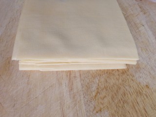 2、凉拌千张,千张对切成方块。