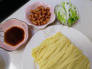 4、凉拌千张,葱斜切。